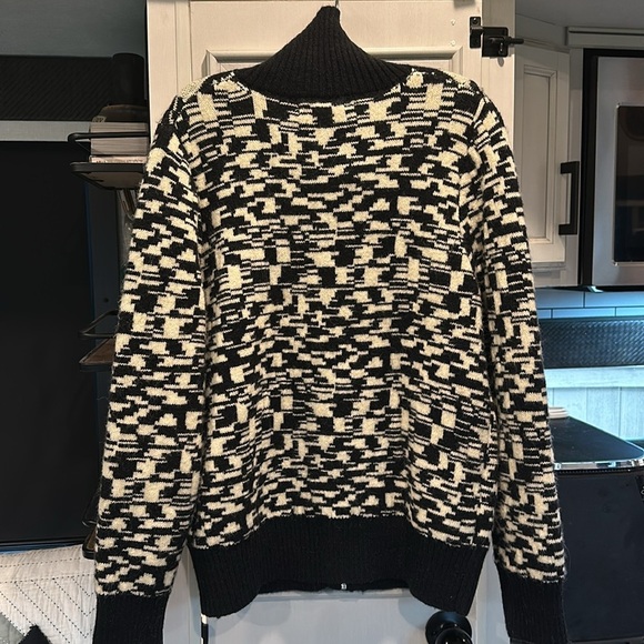 Black and white stretch Karen Heart Sweater ✨✨✨ Beautifully made 🤍 - Picture 3 of 3